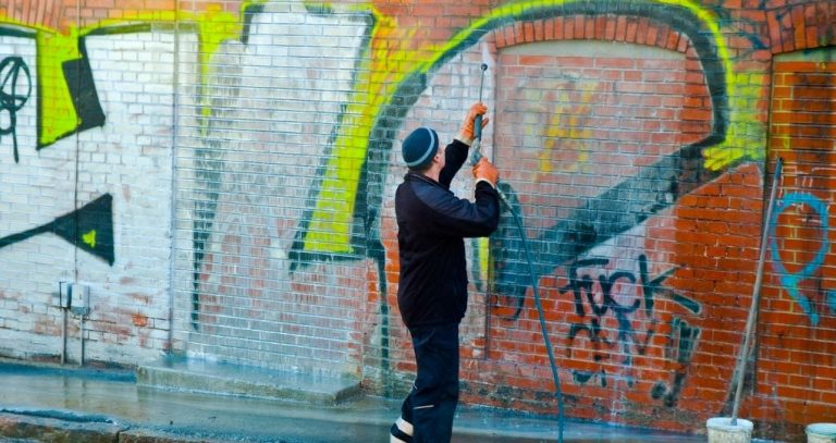 comment nettoyer les graffitis de la façade